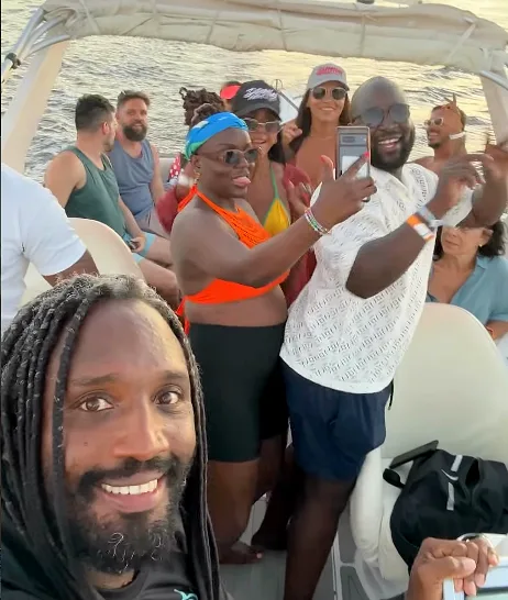 Djavan tirando uma selfie com um grupo de clientes na lancha