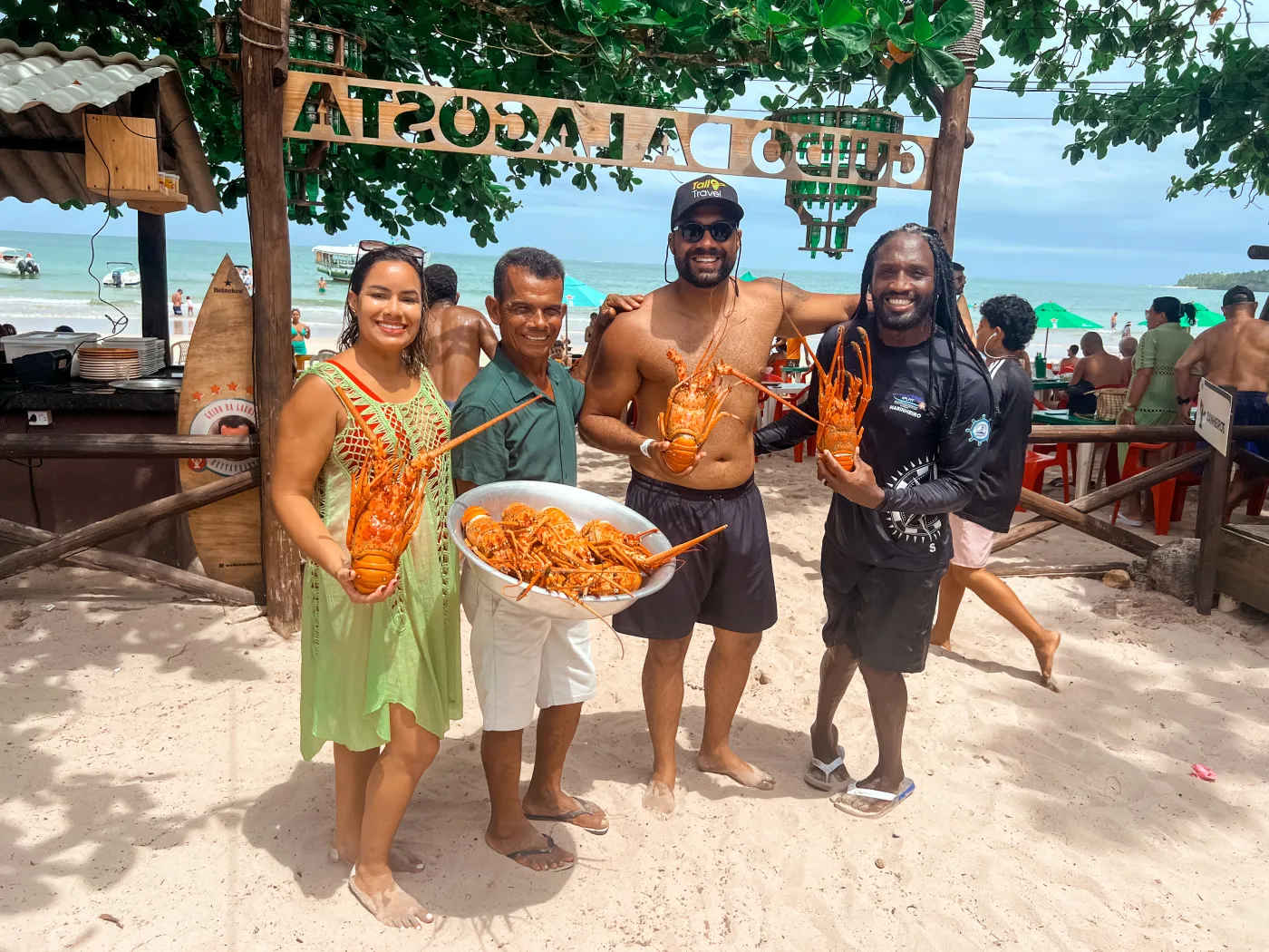 Djavan e clientes segurando lagostas frescas em parada de almoço