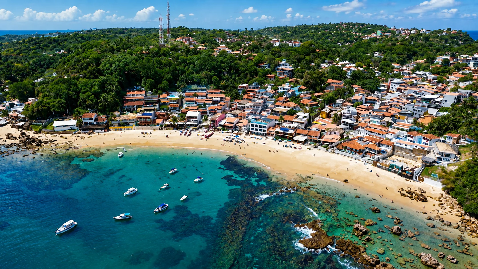 Vista aérea da Segunda Praia em Morro de São Paulo, com mar turquesa, lanchas ancoradas e a vila ao fundo