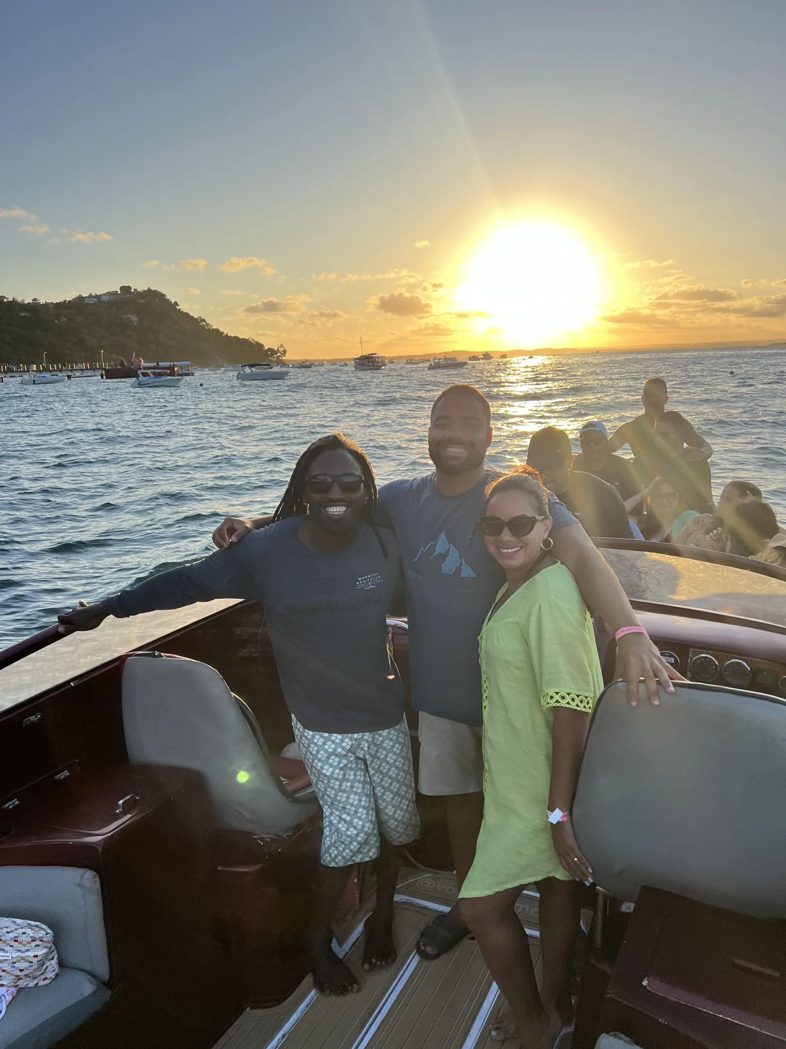 Djavan com dois clientes na lancha, ao pôr do sol
